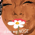 Plakatas I love my NOSE — art deco stiliaus užrašas ir artimas veido fragmentas su raudonomis lūpomis ir balta ramune