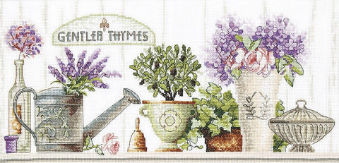 Dekoratyvus horizontalus plakatas su užrašu Gentler Thymes, laistytuvu, vazoninėmis žolelėmis, levandomis ir alyvomis, švelnių pastelinių spalvų