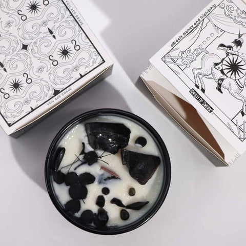 Hop Hare The Knight of Sword aromatinė žvakė – Kedras, juodasis obsidianas