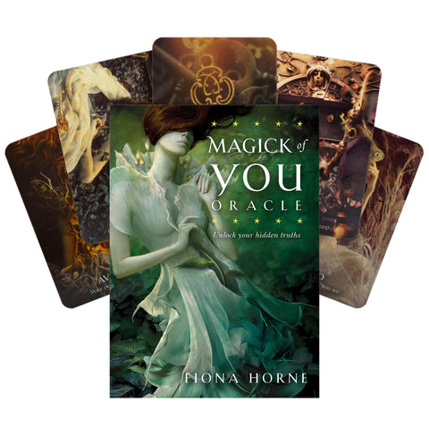 Orakulo kortos Magick of You su žaliu eteriniu viršeliu ir penkių iliustruotų kortų ventiliatoriumi, autorė Fiona Horne