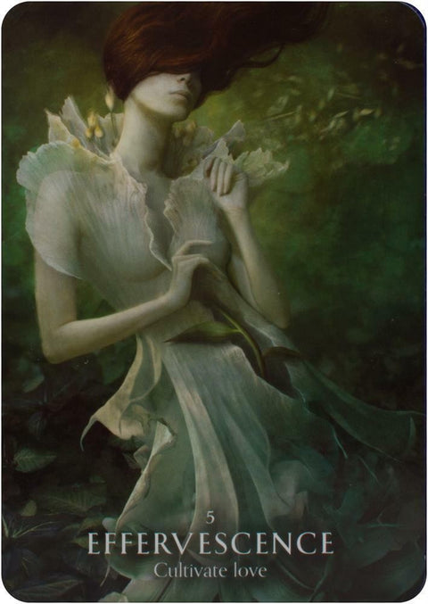 Kortelė Effervescence oracle korta su žalsva moters figūra, numeriu 5 ir užrašu Cultivate love, skirta įkvėpimui ir meditacijai