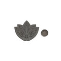 Magnetas tamsiai pilkas metalinis emblemos formos, priekyje graviruotas raštas, pridedamas apvalus stiprus magnetas