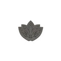 Emblema iš tamsiai pilkos gumos su įspaustu lotoso raštu, mažo dydžio, rodoma iš priekio ant balto fono, centr.
