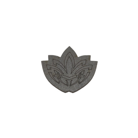 Emblema iš tamsiai pilkos gumos su įspaustu lotoso raštu, mažo dydžio, rodoma iš priekio ant balto fono, centr.