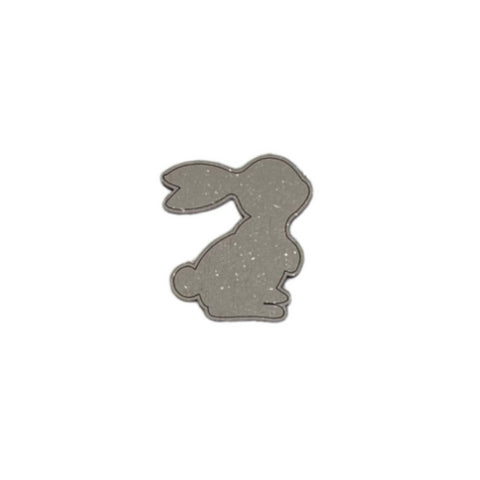 Sagė triušio siluetas pilka matinė metalinė, apie 25 mm aukščio, minimalistinė segė parodyta iš priekio ant balto fono
