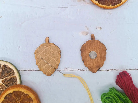 Magnetinis adatų laikiklis siuvinėjimui Kankorėžis, auksinis, KF059/66G