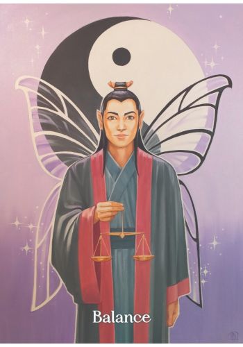 Tarot korta Balance: kinų stiliaus figūra su auksinėmis svarstyklėmis, violetiniu fonu, Yin Yang simboliu ir drugelio sparnais