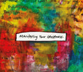 Plakatas Manifesting Your Greatness – ryškus daugiaspalvis abstraktus dizainas su baltu ranka rašytu užrašu centre, 30×30 cm
