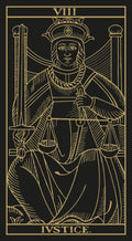 Tarot korta Teisingumas, vertikalus priekis su juodu fonu ir auksiniu kontūru, detalus minimalistinis dizainas
