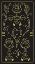 Tarot korta su juoda fono nugarėle ir auksiniu simetriniu ornamentu, vertikali kompozicija su romėniškais III