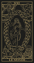 tarot korta The World, juoda su auksiniais kontūrais, vertikalus plakato variantas su centre esančia pilnatvės moterimi
