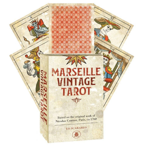 Marseille tarot kortos Lo Scarabeo leidimas — dėžutė priekyje ir kelios atverstos tradicinės kortos su išblukusiu vintidžiniu raštu