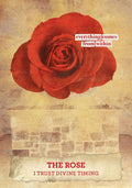 Plakatas The Rose su dideliu raudonu rožės žiedu ant sendinto popieriaus fono ir šūkiu I Trust Divine Timing