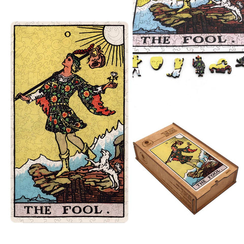Tarot dėlionė The Fool, 1000 dalių, su geltonu kortos piešiniu, medinė dėžutė ir šone matomos unikalios formos detalės