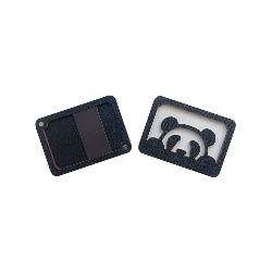 Akių šešėlių paletė juodo plastiko, atversta su trimis rudais atspalviais ir atskiru dangčiu su panda trafaretu