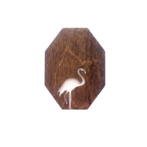 Medinis pakabukas oktagonas tamsiai rudos spalvos su flamingo silueto išpjova, mažas, minimalistinis akcentas