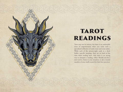 tarot kortos su tamsiu ragotu kaukės motyvu ir auksiniu rombo rėmu, pabrėžia mistinį ir unikalų deklo dizainą