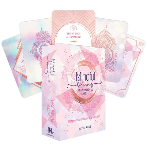 Inspiracinės kortelės Mindful Living (Katie Rose) rožinė dėžutė ir penki pavyzdžių kortelės, skirtos kasdienėms afirmacijoms ir savirefleksijai