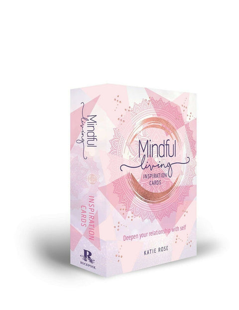 Inspiracijos kortos Mindful Living, rožinė dėžutė su auksine mandala priekyje, kampinis produktinio galerijos vaizdas, autorė Katie Rose