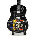 elektrinė gitara juoda su Guns N' Roses kaukole ir grupės parašais, priekio kampu, parduotuvės ekspozicijos prekė
