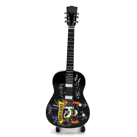 Elektrinė gitara juoda su Guns N' Roses logotipu ir kaukole, dviem chromuotais pikapais, tiesiai iš priekio ir autografuota kolekcinei versijai