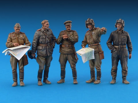 Miniart 1/35 Sovietų karininkai lauko instruktaže – plastikinis modelis