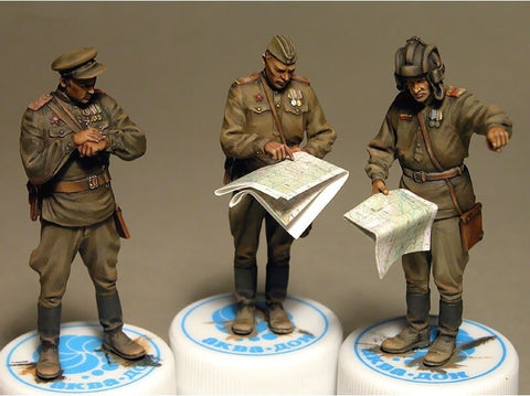 Miniart 1/35 Sovietų karininkai lauko instruktaže – plastikinis modelis