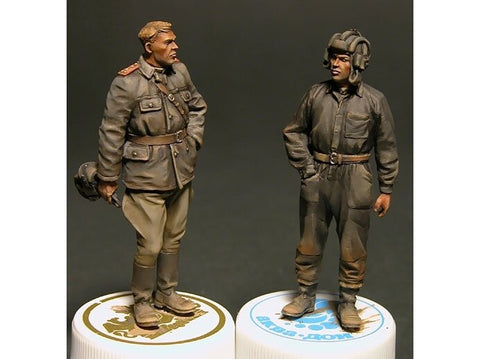 Miniart 1/35 Sovietų karininkai lauko instruktaže – plastikinis modelis
