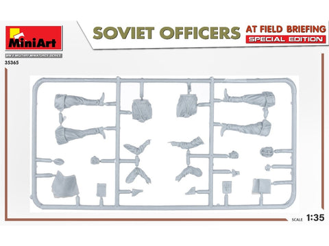 Miniart 1/35 Sovietų karininkai lauko instruktaže – plastikinis modelis