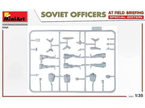 Miniart 1/35 Sovietų karininkai lauko instruktaže – plastikinis modelis