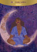 Plakatas Dark Moon Retreat: moters figūra mėlyname rūbe medituoja ant auksinio pusmėnulio, gilus violetinis kosminis fonas