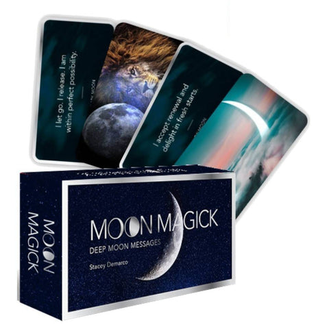 Moon Magick kortų rinkinys su tamsiai mėlynu dėklu ir trimis vėduoklės principu atverčiamomis kortomis su mėnulio iliustracijomis