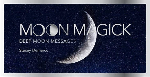Knyga Moon Magick – priekinis viršelis su dideliu pusmėnulio piešiniu ant žvaigždėto mėlyno fono, aut. Stacey Demarco