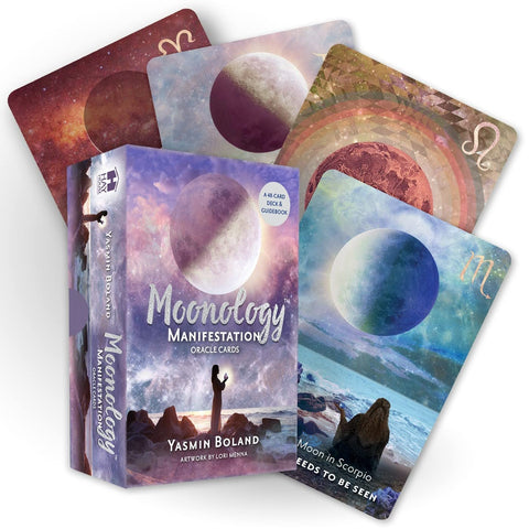 Orakulo kortos Moonology — 48 kortų dėžutė su violetiniu mėnulio dizainu, parodyta kartu su keliais išskleistais išoriniais kortų variantais