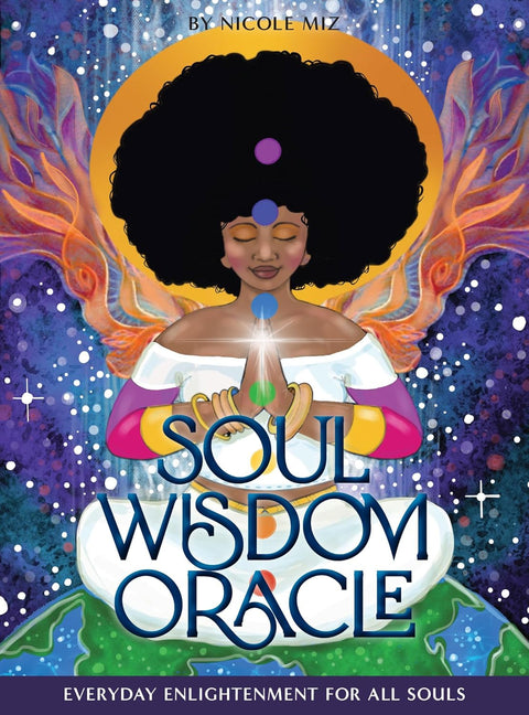 Soul Wisdom Oracle viršelis, spalvinga iliustracija: medituojanti juodaodė moteris su afro, čakromis, sparnais ir pasauliu apačioje