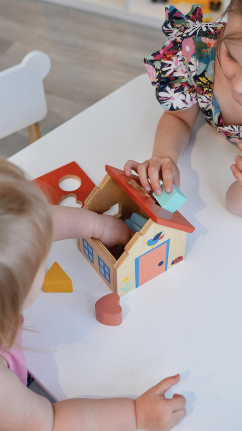 Mentari medinis formelių rūšiuoklis – kaučiukmedžio namelis su 5 formomis, edukacinis žaislas 12+ mėn.