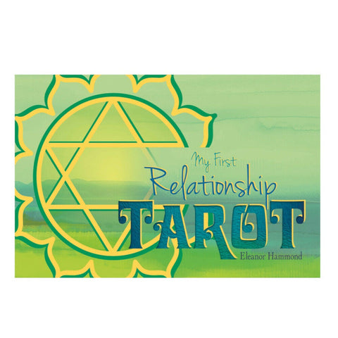 tarot kortos My First Relationship, žalia‑geltona dėžutė su geometriniu saulės simboliu ir autorės vardu