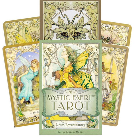 Mystic Faerie Tarot kortų kaladė su Linda Ravenscroft iliustracijomis, žalsvai geltonu viršeliu, dėžutė priekyje ir kelios kortos išfanuotos