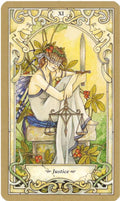 tarot korta Justice (XI) – akvarelinis priekinis kortos dizainas su užrišta figūra, kalaviju ir svarstyklėmis, gelsvai‑žalia paletė