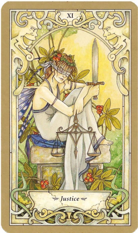 tarot korta Justice (XI) – akvarelinis priekinis kortos dizainas su užrišta figūra, kalaviju ir svarstyklėmis, gelsvai‑žalia paletė
