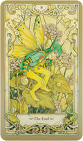 tarot korta Kvailys, sodrios žalios ir geltonos spalvos iliustracija su fėjiška figūra, sparnais ir burbulais ant pilno kortos priekio, pabrėžianti gėlių foną