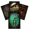 Mystic Wanderer kortos – žalsvai mėlynas dėklo viršelis su kalaviju ir keturios fanuotos pavyzdinės kortos (erelis, ežeras, protas, trauma).