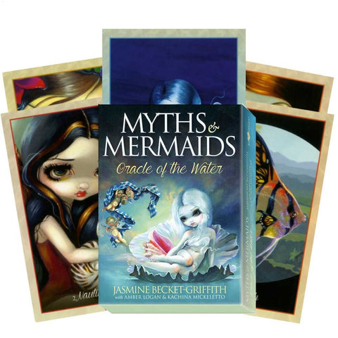 Orakulų kortos Myths & Mermaids — mėlynos dėžutės viršelis su sirenės iliustracija ir trys atverstos kortos, parodytos išskiriant komplektą