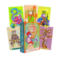 Floating World Tarot kortų rinkinys su spalvingu dėklu priekyje ir šešiomis atmerktomis iliustruotomis kortomis, rodomas frontaliniu kampu