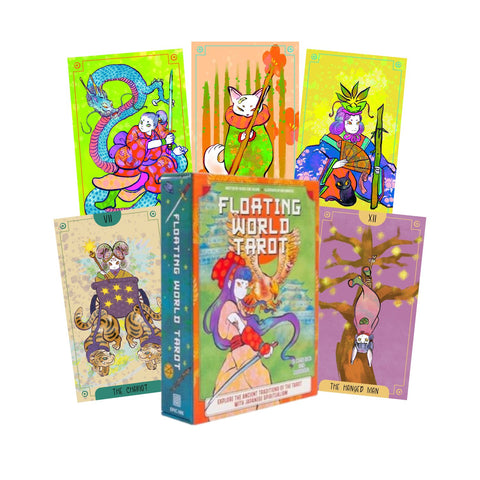 Floating World Tarot kortų rinkinys su spalvingu dėklu priekyje ir šešiomis atmerktomis iliustruotomis kortomis, rodomas frontaliniu kampu