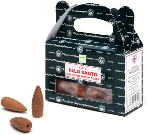 Palo Santo smilkalų kūgeliai: juoda dėžutė su permatomu langu ir trys rudi atbulinio dūmo kūgeliai priešais