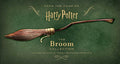 Šluota Harry Potter ruda, lenkta rankena ir bronzinės apkabos, siauras šoninis profilis kolekcijos plakate