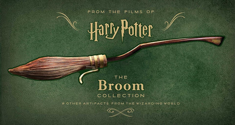 Šluota Harry Potter ruda, lenkta rankena ir bronzinės apkabos, siauras šoninis profilis kolekcijos plakate