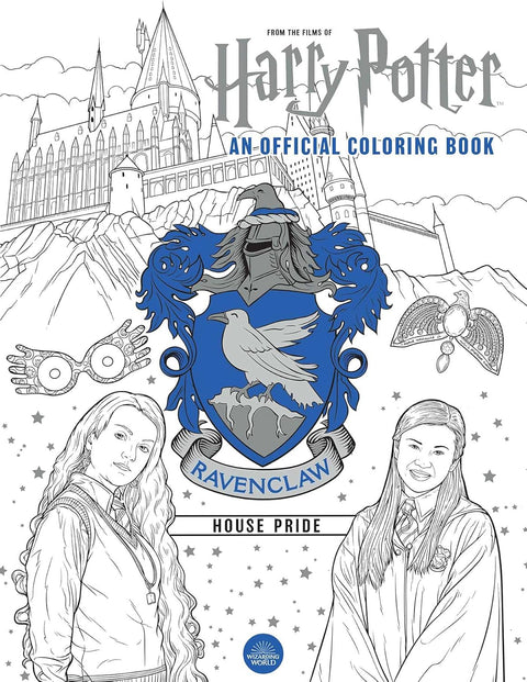 Harry Potter spalvinimo knyga Ravenclaw viršelis su mėlynu erelio herbu, Hogvartso panorama ir dviejų mokinių piešiniais, namų tematikos variantas