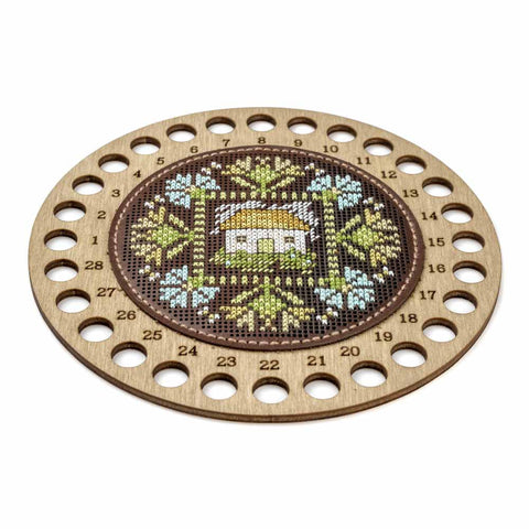 Siūlų organizatoriaus siuvinėjimo rinkinys „Namas tarp rugiagėlių“ 15 x 15 cm